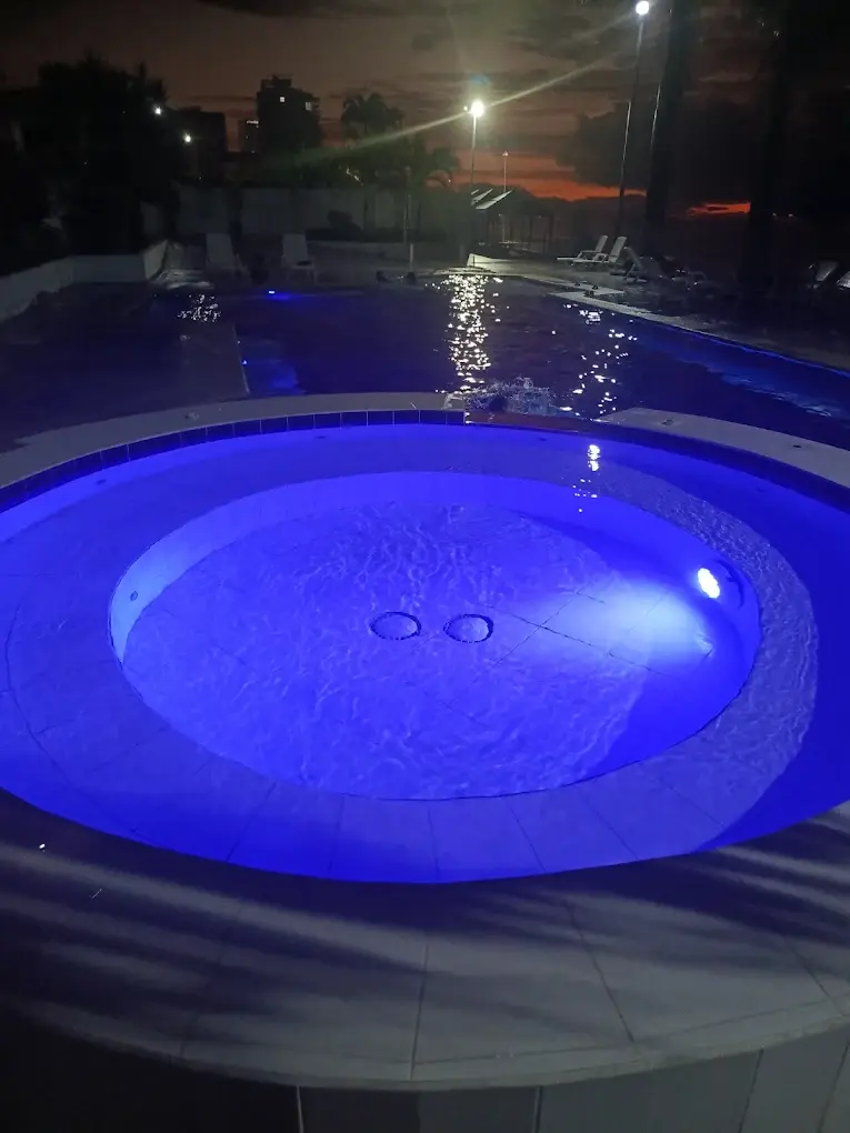 Piscina iluminada
