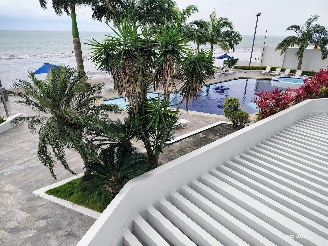 Piscina y playa de Playa Azul