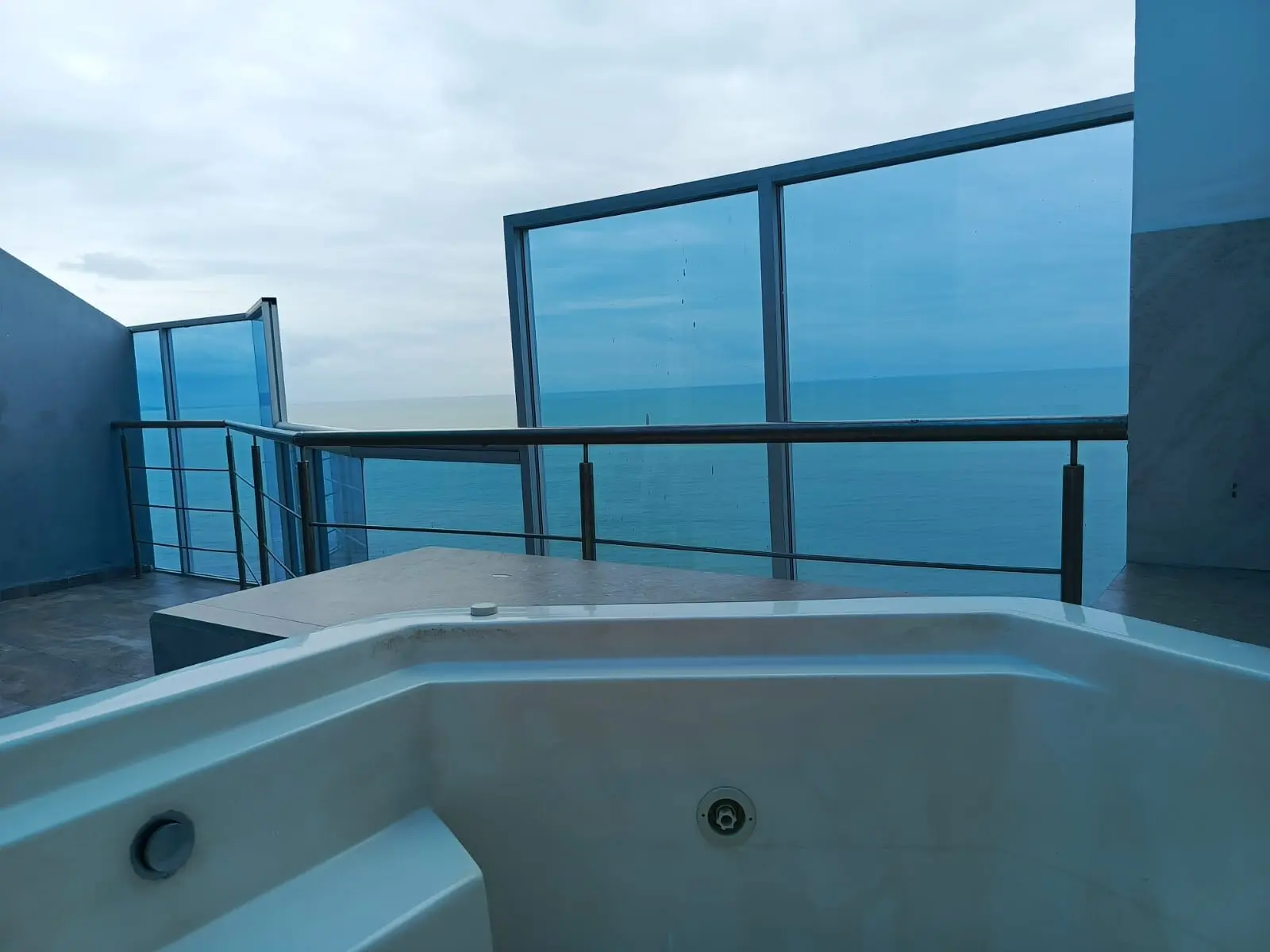 Jacuzzi en la terraza con vista al mar
