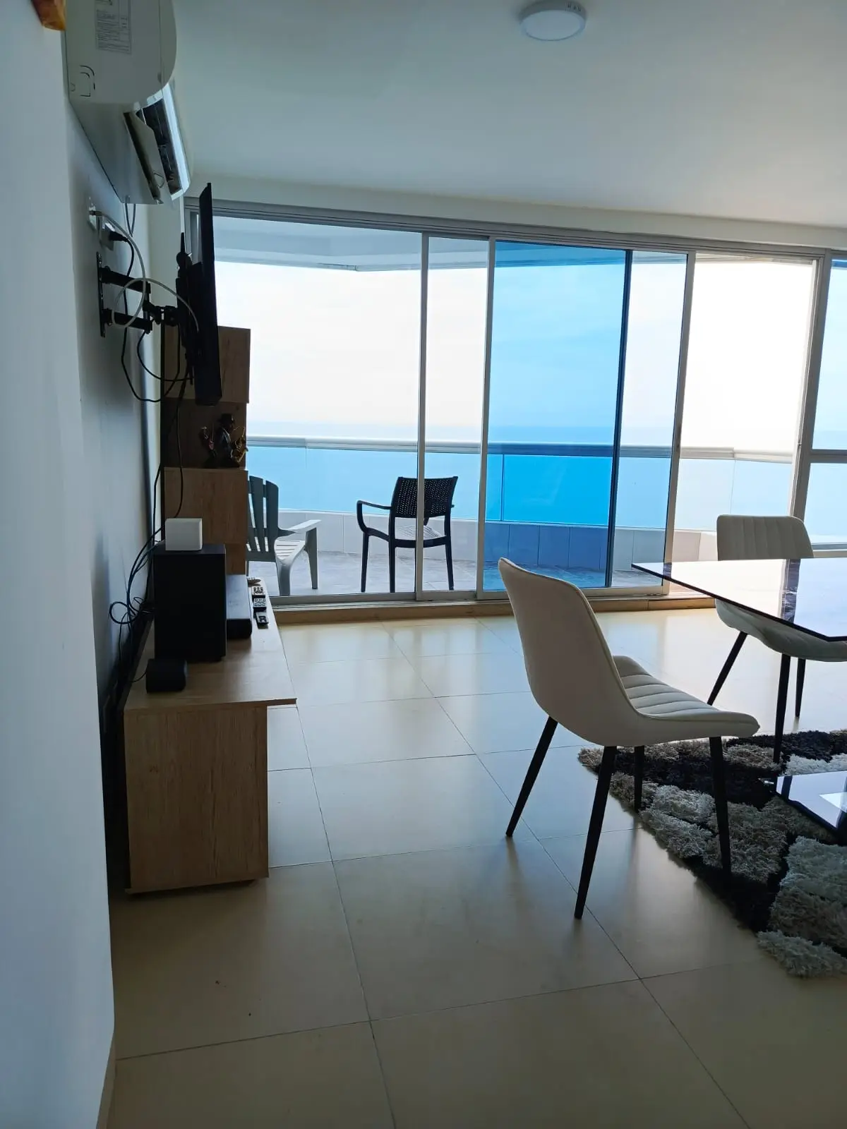 Comedor con vista al océano