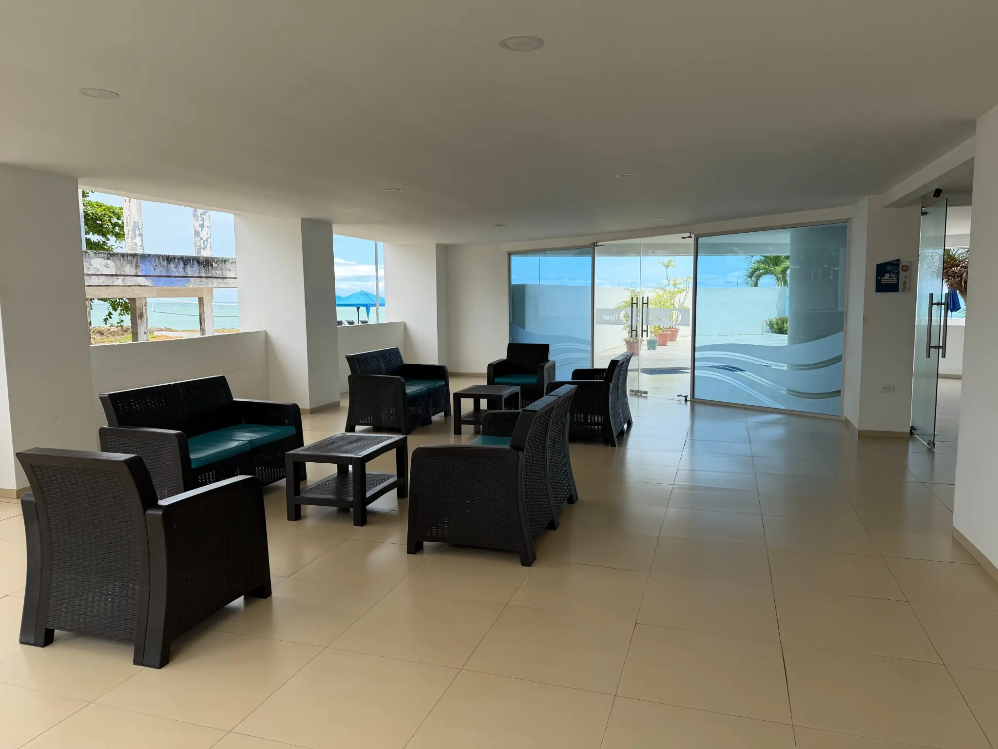 Salón amplio del dúplex