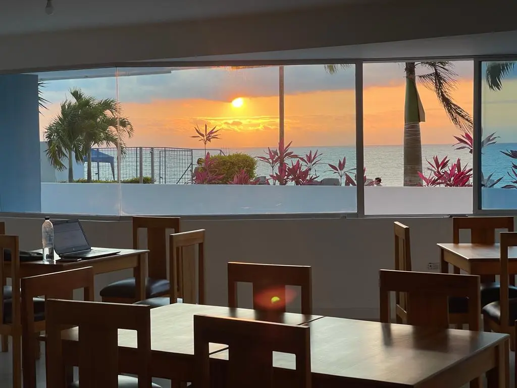Restaurante con vista al atardecer